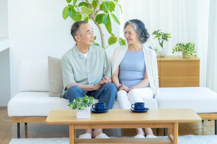 老後に家を売って賃貸に住む夫婦のイメージ画像|熊本県の不動産会社『イエステーション』