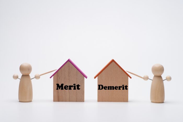 築50年の家を売却するべきかの判断イメージ画像|熊本県の不動産会社『すがコーポレーション』