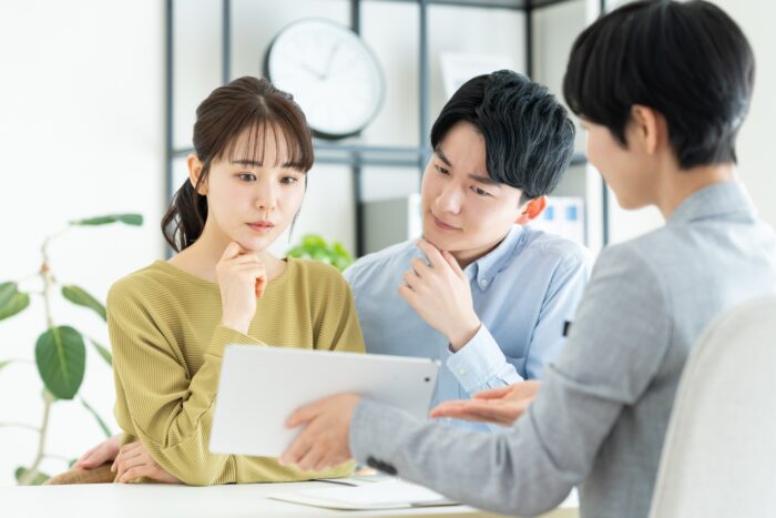 媒介契約の選択に悩む夫婦イメージ画像|熊本の不動産会社『すがコーポレーション』