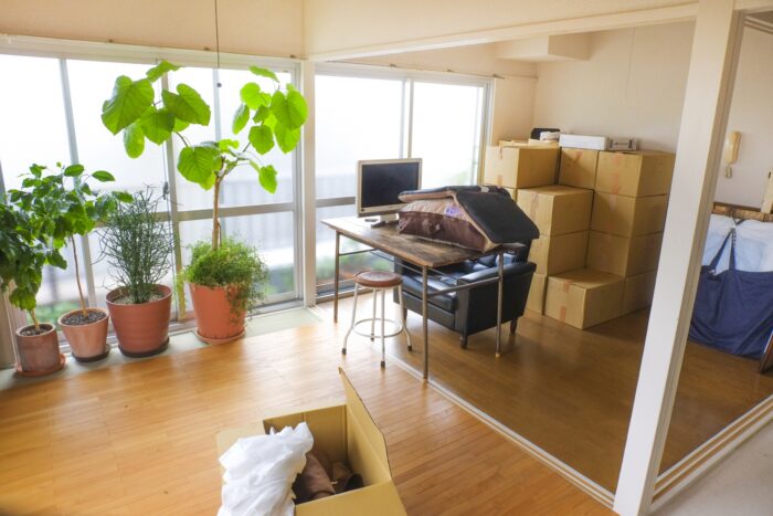 段ボール箱が積まれたままの室内